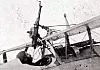 Lewis maskingevær på et Nieuport-fly. Under kamp lå våpenet vanligvis vannrett oppå vingen. Bilde fra mars 1918. Dette flyet ser ut til å være supplert med ytterligere et maskingevær rett foran piloten. Foto: Wikimedia Commons