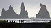 Island har rundt 130 vulkanske fjell og rammes regelmessig av vulkanutbrudd. Her nyter folk naturen ved vulkanen Katla.
