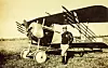 Fransk pilot med sitt Nieuport 11-fly, som har Le Prieur-raketter til bruk mot luftballonger. På toppen av øvre vinge sitter et Lewis maskingevær. Foto: SDASM Archives/Wikimedia Commons
