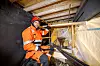 Byggeleder Ola Natvig forteller at de har inspisert E18-bruene i Sandvika jevnlig i flere år. Det var ikke sprekkene i asfaltfugene i veibanen som alarmerte dem om tilstanden først. Det var sprekkdannelsene i betongpælene under bruene. Foto: Arash A. Nejad