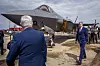 Romanias statsminister Marcel Ciolacu ser på et amerikansk kampfly av typen F35 under en våpenmesse i Bucuresti i mai i fjor. En rekke europeiske land, blant dem Norge, har kjøpt slike fly fra USA. Foto: AP/NTB