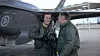 Morten Hanche gratuleres av generalinspektør i Luftforsvaret Per Egil Rygg etter den første turen i et norsk F-35. Foto: