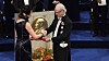 May-Britt Moser mottar Nobelprisen i medisin fra kong Carl Gustaf i Stockholm.