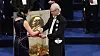 May-Britt Moser mottar Nobelprisen i medisin fra kong Carl Gustaf i Stockholm.