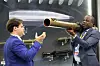 Russlands våpeneksport har falt med 64 prosent de siste fem årene, men landet er fortsatt verdens tredje største eksportør. Her får en afrikansk utsending demonstrert en granatkaster under en våpenmesse i Sotsji i Russland i oktober 2019. Foto: AP/NTB
