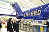 Den norske registreringen er malt i gullbokstaver på Norsk Helikopterservice andre S-92. Administrerende direktør Dorith Hakim ved Sikorsky ser på sammen med administrerende direktør Bjørn Veum Seljevold.
