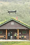 Den kommersielle modellen Griff 135 testes på en fotballbane i Sykkylven mens de venter på å dra ut i verden og vise den til kunder. Det var regn i luften denne dagen, men dronen er bygget for å tåle all slags vær. Fra venstre Jan Martin Nysæter, Odd Einar Hjellen, Marius Strand Ødven og Jesper Madsen. Foto: Jørn-Arne Tomasgard