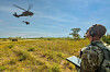 En amerikansk soldat bruker et nettbrett til å kommandere et autonomt Black Hawk-helikopter til å frakte en vanntank på 1,3 tonn under øvelsen Northern Strike i Michigan, USA i august 2025.
