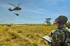 En amerikansk soldat bruker et nettbrett til å kommandere et autonomt Black Hawk-helikopter til å frakte en vanntank på 1,3 tonn under øvelsen Northern Strike i Michigan, USA i august 2025.