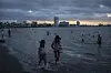 Folk kjøler seg ned i vannet under en hetebølge i Mexico i sommer.