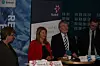FORNØYDE: Statoil og Statkraft holdt i dag en felles pressekonferanse, hvo de fortalte om tildelingen av Doggerbank. Fra venstre vindkraftdirektør i Statoil, Anne Strømmen Lycke, konserndirektør for Teknologi og ny energi i Statoil, Margareth Øvrum og konsernsjef i Statkraft, Bård Mikkelsen.