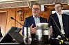 Bak en halvfull/halvtom krukke med råolje argumenterer raffinerisjef Bernt Tysseland for at staten må bidra til at Equinors raffineri på Mongstad kan moderniseres. Til høyre Sverre Lindseth, partner i BCG.