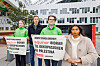 AUFs nestleder Nimrah Ramzan (t.h.) ber regjeringen ta grep mot Equinor og stille krav om at de avslutter samarbeidet med Ithaca Energy på Rosebank-feltet i Storbritannia. Her sammen med representanter fra Greenpeace: Juni Haugan Holden, leder Frode Pleym og Andreas Randøy utenfor Equinors Fornebu-kontor.