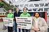 AUFs nestleder Nimrah Ramzan (t.h.) ber regjeringen ta grep mot Equinor og stille krav om at de avslutter samarbeidet med Ithaca Energy på Rosebank-feltet i Storbritannia. Her sammen med representanter fra Greenpeace: Juni Haugan Holden, leder Frode Pleym og Andreas Randøy utenfor Equinors Fornebu-kontor.