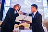 Direktør Gro Jære i Forsvarsmateriell og president i Hanwha Aerospace, Mr. Jae IL Son, signerer kontrakt om landbasert langtrekkende presisjonsild for Forsvaret.