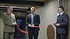 Generalmajor Piotr Malinowski fra Polen (t.v), som er øverste leder for JWC, og administrerende direktør Thorbjørn Thoresen i Forsvarsbygg holder snoren som statssekretær Bent-Joacim Bentzen i Forsvarsdepartementet klipper.