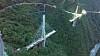 Den 15. januar 2018 kollapset det vestlige (nærmest på bildet) tårnet på skråstagbroen Puente Chirajara, som var under oppføring knappe 100 kilometer sør for Bogotá i Colombia. Broen var en del av et stort veiprosjekt mellom Bogotá og Villavicencio, og anbudet ble vunnet av selskapet Coviandes. Área Ingenieros Consultores sto for konstruksjonen, mens Gisaico var leid inn som entreprenør. En forundersøkelse av kollapsen indikerer at det kan ha manglet armering i spennbåndet mellom beina til tårnet.