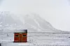 Smått: Ikke alle forskningsstasjonene i Ny-Ålesund ruver så veldig i terrenget. Foto: Eirik Helland Urke