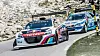 Sébastien Loebs Peugeot 208 T16 foran en Peugeot 405 T16 tilsvarende den finske Ari Vatanen vant med i Pikes Peak i 1988. Foto: Red Bull