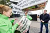 Juni Haugan Holden, Andreas Randøy og Frode Pleym i Greenpeace Norge gjør klar plakater til fotografering utenfor Equinors lokaler på Fornebu. De har nylig fått vite at Forbrukertilsynet vil ta opp klagen deres om Equinor. Foto: Arash A. Nejad