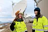 Sosialt: Australske Anita Titmarsh (27) og amerikanske Alex Burns (25) har bare vært på Svalbard i noen uker, men har allerede vært med på den faste gruppen «strikk og drikk», der de fastboende møtes for å strikke og, ja, drikke. Begge sier de er mer sosiale i Ny-Ålesund enn de er i hjemlandene sine. Foto: Peder Qvale
