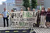 Truls Gulowsen (t.v.) demonstrerte mot ny E6 gjennom Lågendalsdeltaet sammen med Natur og ungdom utenfor Samferdselsdepartementet tirsdag. Foto: Tia Karlsen