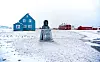 Polfarer: Roald Amundsen troner på sokkel midt i Ny-Ålesund. Foto: Eirik Helland Urke