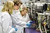 Sol-laben på Kjeller: IFE-forskerne Josefine Selj, Halvard Haug og Guro Marie Wyller i solcellelaberatoriet på Kjeller, ett av de sentrale laboratoriene i Norsk forskningssenter for solcelleteknologi. Foto: IFE