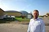 Daglige leder Ove Petersen i GP Joule selger elektrolysører for at overskuddsvindkraften i Nord-Tyskland skal kunne lagres og ikke gå til spille. Foto: Øyvind Lie