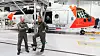 Svein Tore Pettersen (t.v) går av som sjef for 330 skvadron og etterfølges på nyåret av Bjørn Bottolfs, her foran en AW101 Sar Queen på beredskap på Rygge flystasjon. Foto: Eirik Helland Urke