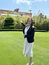 Fiskeri- og havminister Marianne Sivertsen Næss peker på verftet Hyundai Heavy Industries under et besøk i Sør-Korea. Foto: Merete Bergeland Jebsen/Nærings- og fiskeridepartementet
