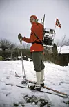 I 1985 testet Torleiv Maseng og Odd Trandem verdens første GSM-mobiltelefon. Her bærer Trandem telefonen som er festet til en bæremeis, mens Maseng er utenfor bildet og bærer batterier. Foto: Privat.