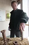 TRESKRUE: - En lÃ¸sning jeg kunne tenke meg prÃ¸ve, vi har jo isolert med halm fÃ¸r, sier arkitekt Kim Skaara mens han studerer den nyutviklete skruen av ligning og trefiber.