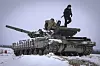 Ukrainske soldater trener på en stridsvogn i desember i fjor. Russland har mistet 3000 stridsvogner siden krigen startet, men har flere tusen eldre stridsvogner på lager.