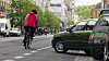 Danskene vil ha på plass effektiv teknologi som gjør det tryggere for syklister i trafikken. Her på Grønland i Oslo, på en strekning privatbiler, varetransport og drosjer tjuvbruker sykkelstien og skaper farlige situasjoner.