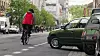 Danskene vil ha på plass effektiv teknologi som gjør det tryggere for syklister i trafikken. Her på Grønland i Oslo, på en strekning privatbiler, varetransport og drosjer tjuvbruker sykkelstien og skaper farlige situasjoner.