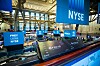 Flere norske kommuner har investert i Freyr. Bildet er fra New York-børsen hvor batteriselskapet er notert.