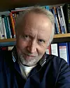 – Når noen sier de har tillit til en annen person, innebærer det i praksis at de stoler på at denne personen vil ta vare på dem og ikke opptre opportunistisk, altså utnytte fortrolig informasjon til egen fordel, sier forsker Rudi Kirkhaug ved UiT. Foto: Privat