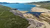 Lav vannstand i Mårvatn i slutten av juni. Sørenden er nesten helt tørrlagt der hvor det er demmet opp, før vannet renner videre ut i Kalhovdfjorden. De er del av flere regulerte vann sør på Hardangervidda i Telemark. Foto: Ørn E. Borgen/NTB