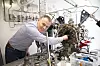 I en container på utsiden av M-lab er det rigget opp for testing av injektorer i en ammoniakksylinder. Et høyhastighetskamera fanger opp alt som skjer når drivstoff injiseres i sylindertoppen. Neste steg blir å gjøre tester i en lukket sylinder med antenning. Foto: Tore Stensvold