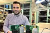Professor Dimosthenis Peftitsis i laboratoriet med noen prototyper på den nye elektronikken.