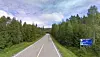 Her begynner strekningen som skal utbedres. Fra svingen i bakgrunnen bryter vegen av og følger en ny trasé. (foto: Google)