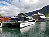 MS Future of the Fjords er elektrisk og går mellom Flåm og Gudvangen med 400 passasjerer. Cruiseskipet Britannia ved cruisekaia i Flåm i Aurlandsfjorden har fire dieselmotorer på til sammen 48.000 hestekrefter og plass til 3647 passasjerer. Foto: Tore Stensvold