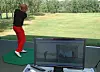 VINKELRETT: To vidoekameraer trigges akustisk av balltreffet for å ta opptak av golfsvingen. Etter tre til fem sekunder kan du se det på skjermen. Martin Grythe har også plassert en 42 tommer skjerm som spilleren kan se på direkte uten å gå til pcen.