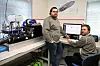 Ingeniør Mustafa Sabonichi (tv.) og prosjektleder Stian Bogen med det hydrogenelektriske systemet til Hyrex under utvikling i fjor høst. Brenselcellen fra Cummins (eks Hydrogenics) med Hyrex sitt egenutviklete sikkerhets- og kontrollsystem på benken til venstre og batterier på gulvet.r.