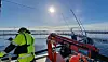 Her sjekker forsker Eivind Lona hvordan laksen reagerer på støy fra servicefartøyet «Torra».
