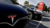 Båden en Model X og en Model S parkert hos en forhandler i Australia. Tesla har revelusjonert elbilmarkedet. Begge disse bilene vil nå bli dyrere. (Foto: REUTERS/Jason Reed.)