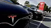 Båden en Model X og en Model S parkert hos en forhandler i Australia. Tesla har revelusjonert elbilmarkedet. Begge disse bilene vil nå bli dyrere. (Foto: REUTERS/Jason Reed.)