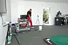 MODERNE GOLFUTSTYR: Martin Grythe har installert avansert utstyr for å tilbasse golfkøller eller rett og slett hjelpe folk til å bli en bedre golspiller. To kameraer vinklerett på hverandre, En stor pc med to disker - en for hvert videokamera, storskjerm samt en dopplerradar gjør susen.