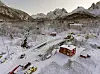 Nye Fiskfjordelv bru ble 34 meter i stedet for 17, og tok fem år å bygge etter at man støtte på en grunnvannskilde under ett av brukarene. Brua til venstre er den midlertidige brua som ble brukt under byggingen. Foto: Erik Jenssen